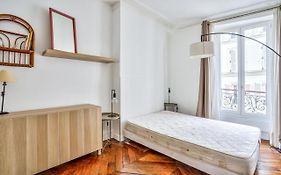 Cosy And Bright Apartment Located In Paris 18